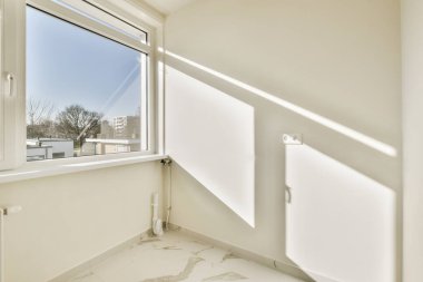 Penceresi ve radyatörü olan boş oda