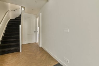 Evdeki merdivenlerin yanındaki oda kapısı.