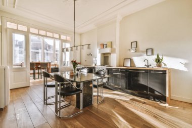 Güzel mutfak ve yemek odası.