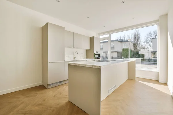 Ruime heldere witte keuken met ramen — Stockfoto