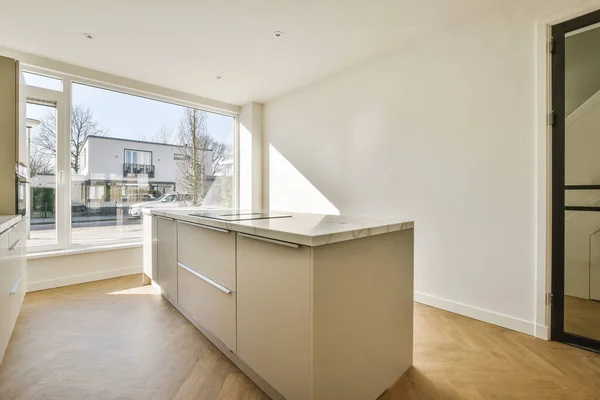 Ruime heldere witte keuken met ramen — Stockfoto