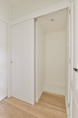 Beyaz duvarlı modern çamaşırhanenin içi.