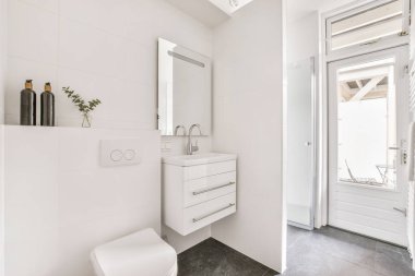 Küçük lavabolu basit tuvalet.