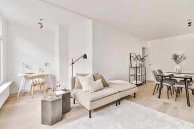 Oturma odası, yemek odası.