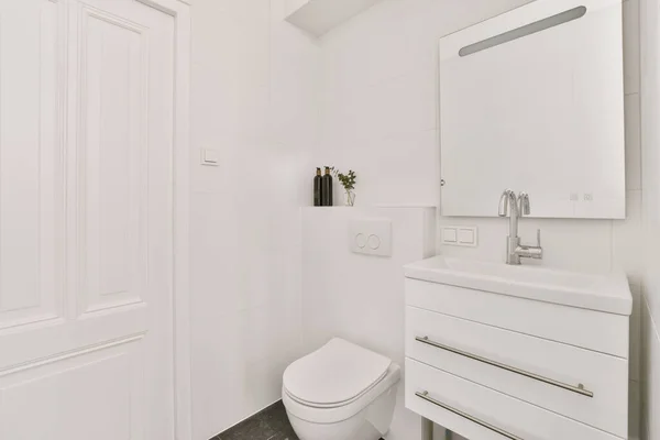 Eenvoudig toilet met kleine wastafel — Stockfoto