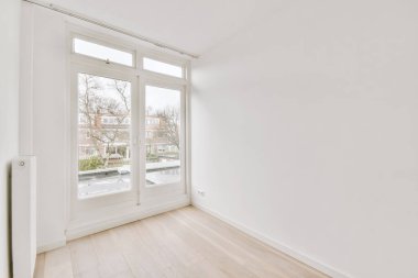 Geniş bir odanın içi.