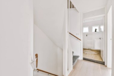 Geniş bir odanın içi.