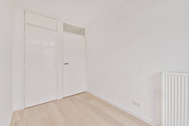 Geniş bir odanın içi.