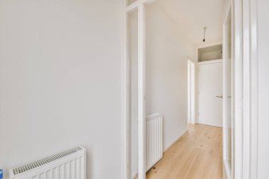 Geniş bir odanın içi.