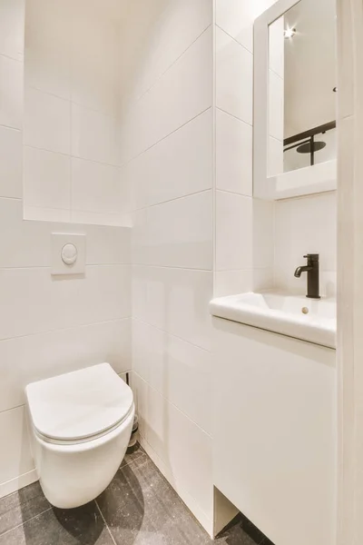 Colgado Pared Pequeño Lavabo Esquina Cuarto Baño Con Azulejo Beige —  Fotos de Stock