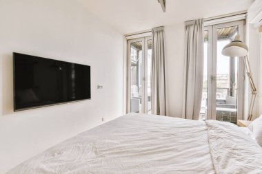 Geniş yatak odası, büyük yatak odası ve gardırobu, büyük pencereleri ve balkonu var.