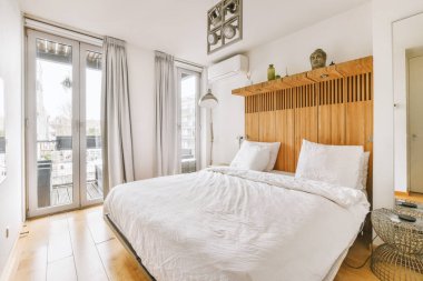 Geniş yatak odası, büyük yatak odası ve gardırobu, büyük pencereleri ve balkonu var.