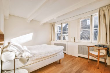 Güzel tasarlanmış lüks bir yatak odası.