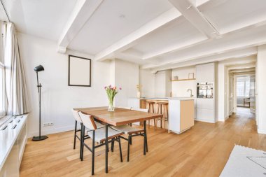 Modern lüks bir evde parlak bir yemek odası.