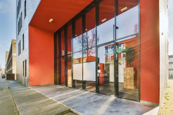 Vista Exterior Edifício Cor Vermelha Com Grande Porta Vidro — Fotografia de Stock