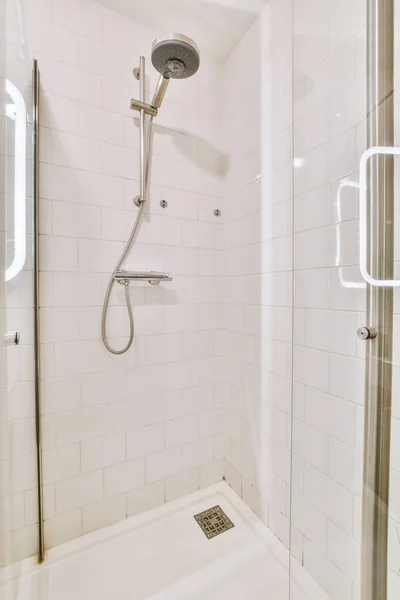 Innenraum Einer Weißen Duschkabine Mit Silbernen Geräten — Stockfoto
