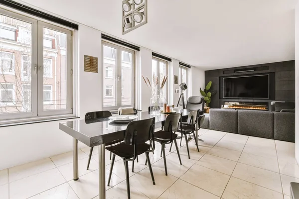 Preto Cadeiras Elegantes Uma Grande Mesa Quarto Brilhante Com Grandes — Fotografia de Stock