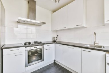 Modern bir dairede bir mutfak.