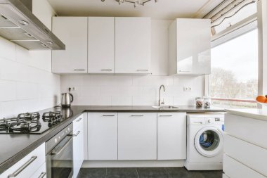 Modern bir dairede bir mutfak.