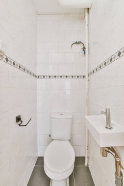 Minyatür, küçük, temiz tuvaletin içi.