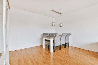 Modern lüks bir evde parlak bir yemek odası.