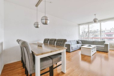 Modern lüks bir evde parlak bir yemek odası.