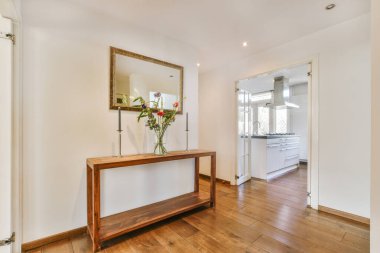 Klasik koridor dekorasyonu ve ayna açık mutfak kapısının yanında.