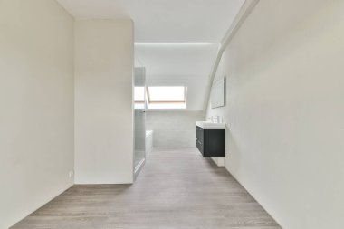 Duş muslukları cam bölmenin yanındaki fayanslı duvara bağlı ve evdeki tuvaletteki süs pervazı.