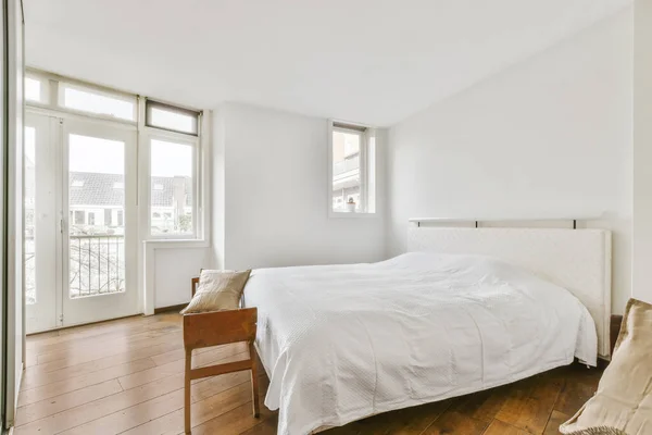Home Interieur Van Slaapkamer Met Bed Houten Kast Geplaatst Hoek — Stockfoto