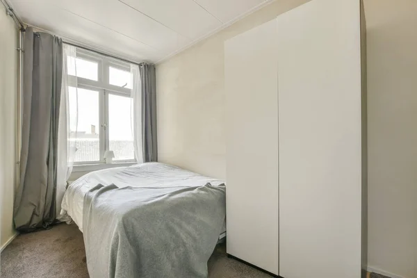 Home Interieur Van Slaapkamer Met Bed Houten Kast Geplaatst Hoek — Stockfoto