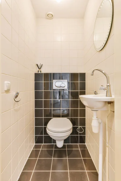 Muur Opgehangen Toilet Kleine Wastafel Hoek Toilet Met Beige Tegel — Stockfoto