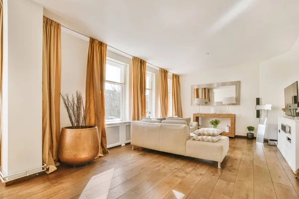 Design Interiores Elegante Casa Espaçosa Sala Estar Com Grandes Janelas — Fotografia de Stock