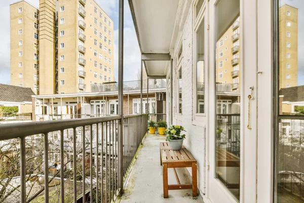 Smalle Bakstenen Balkon Met Metalen Leuningen Houten Stoel Deur Met — Stockfoto