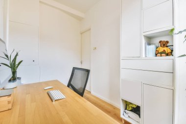 Fabrikalarla dekore edilmiş modern apartmandaki asgari işyerinin arka planı