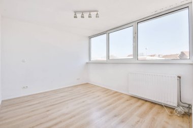 Lüks bir evde geniş bir oda.