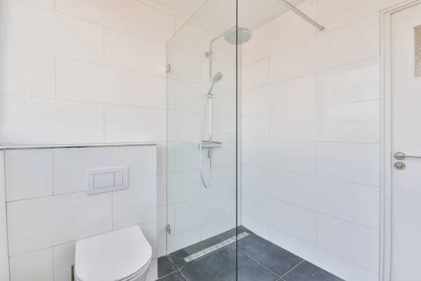 ミニチュア形式の小さな清潔なトイレのインテリア — ストック写真