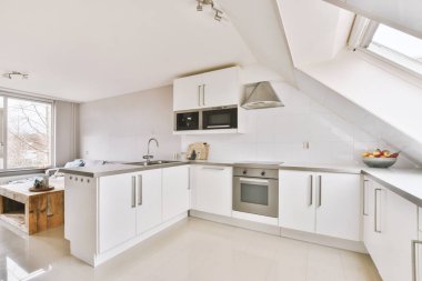 Modern bir dairede bir mutfak.