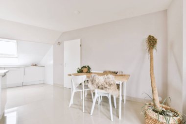 Modern lüks bir evde parlak bir oturma odası.