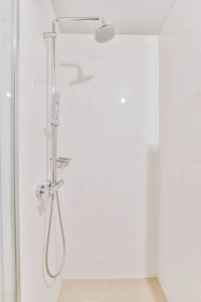 明るいバスルームのモダンなシャワーストール — ストック写真