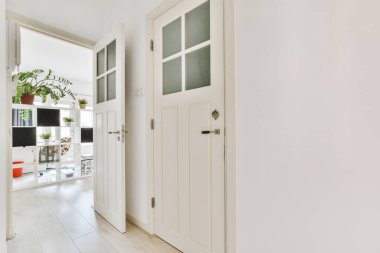 Işık dar koridor, beyaz duvarlı kapılar ve parlayan lamba döşeme üzerinde