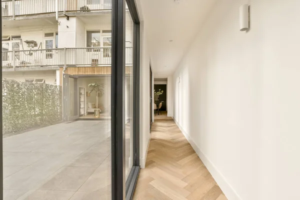 Zimmer Mit Balkontür Und Schmalem Langen Flur Perspektive Modernem Haus — Stockfoto