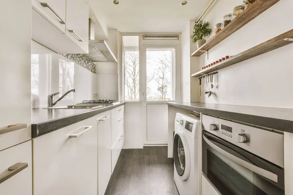 Белые Деревянные Кухонные Шкафы Простой Светлой Кухонной Комнате — стоковое фото