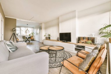 Büyük pencereli ve modern mobilyalı beyaz şık oturma odası.