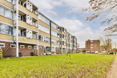 Dört katlı bir apartmanın dışında.