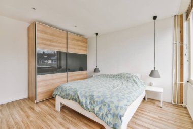 Güzel tasarlanmış lüks bir yatak odası.