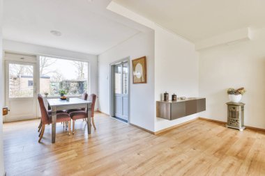 Modern lüks bir evde parlak bir yemek odası.