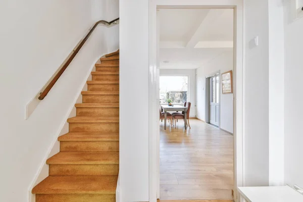 エレガントな家の中で特別なデザインの豪華な階段ホール — ストック写真