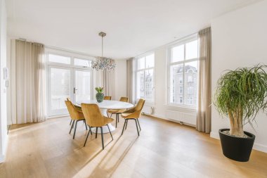 Modern lüks bir evde parlak bir yemek odası.