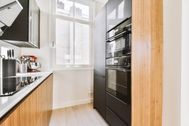 Modern bir dairede bir mutfak.