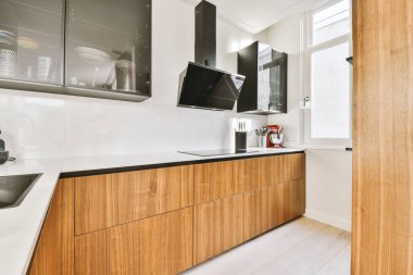 Modern bir dairede bir mutfak.